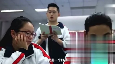 震惊！我被同桌上课摸出了水好爽作文，竟然引发全班热议，老师也无奈表示……