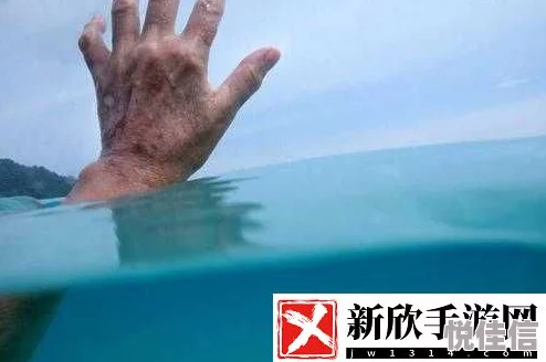 手指划入缝隙挖水视频引发网友热议，众人惊叹：竟然能这样获取水源！