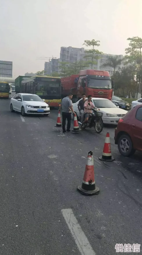 公交车掀开奶罩边躁狠狠躁，乘客目睹惊人一幕，现场场面混乱引发热议！