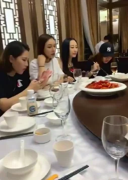 国产一区二区美女据说最近有人看到她们在某高级餐厅聚餐引发网友猜测